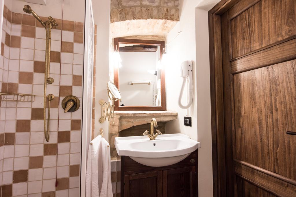 Montecchio  Domus In Castro B&B 객실 사진